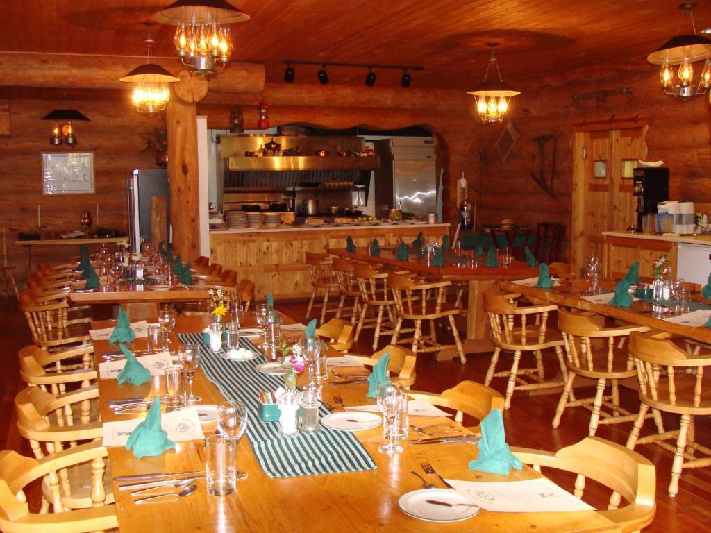 Bear Track Inn Gustavus Exterior photo