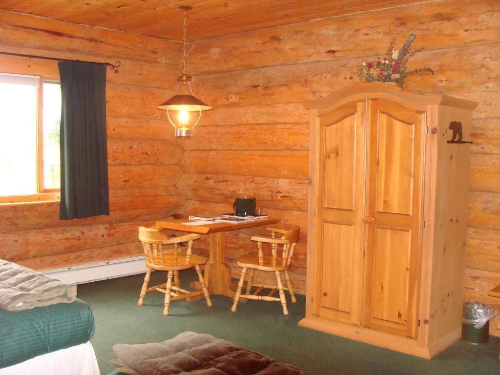 Bear Track Inn Gustavus Room photo
