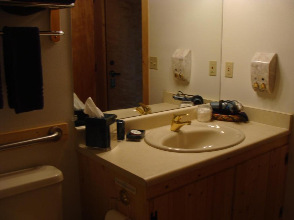 Bear Track Inn Gustavus Room photo