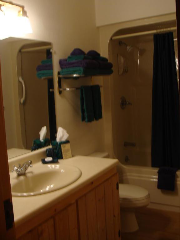 Bear Track Inn Gustavus Room photo